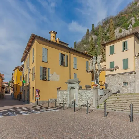 Miranda's * Varenna